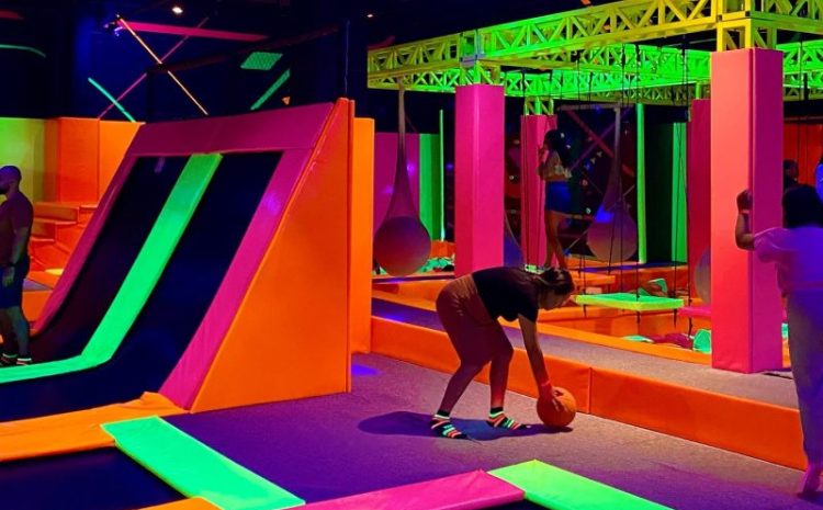 Parque de trampolins de São Paulo conta com camas elásticas, duelo de Luzes, escalada e muito mais