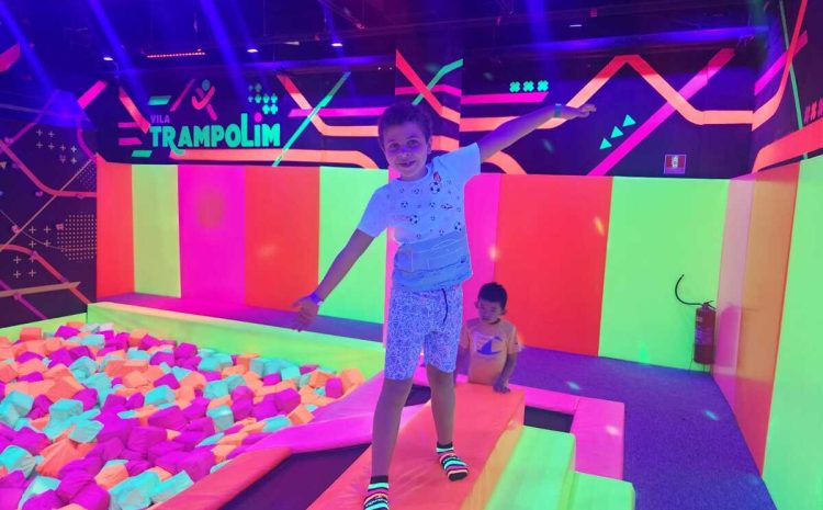 Fomos desafiar a gravidade no parque indoor da Vila Trampolim