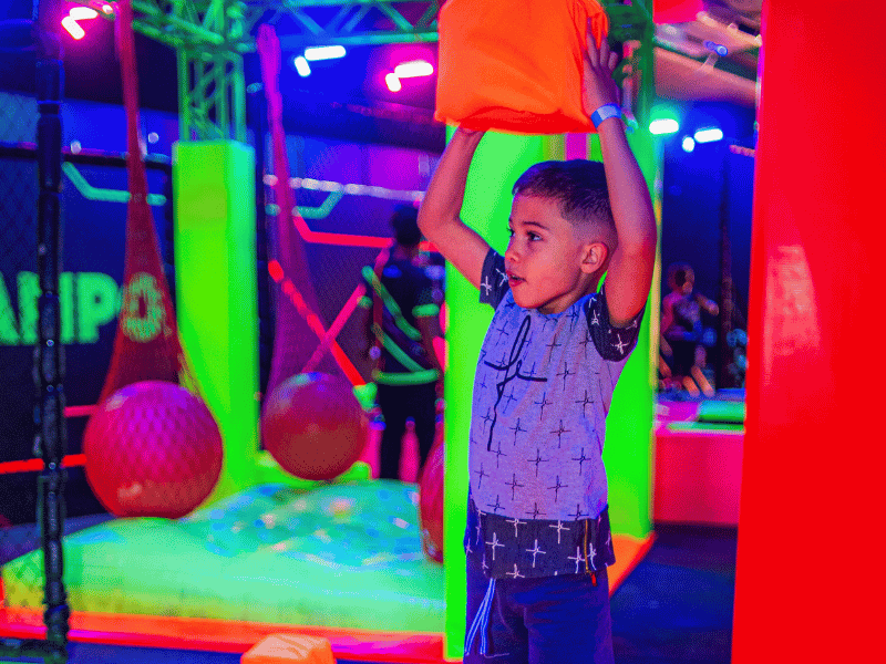 6 Vila Trampolim Salvador Norte Shopping Espaço Festa Decoração Neon