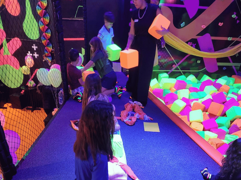 Fotos - Um Salto para a Vida Autista Vila Trampolim Salvador Norte Shopping Espaço Festa Decoração Neon