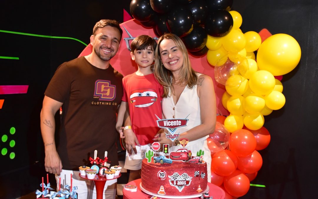 Vicente comemora 6 anos com muita diversão na Vila Trampolim TopShopping