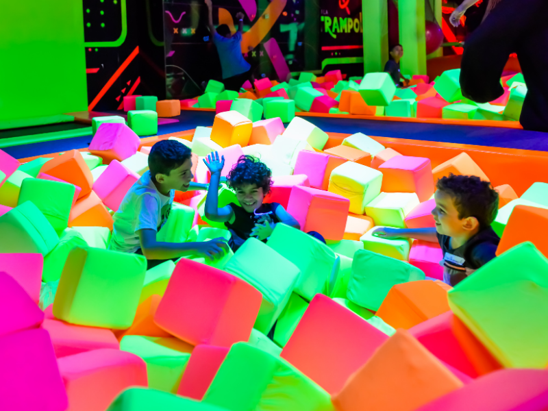9 Vila Trampolim Salvador Norte Shopping Espaço Festa Decoração Neon